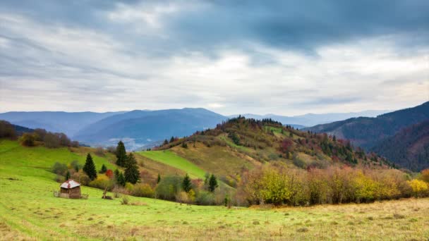 Nádherná podzimní krajina s krásnou modrou oblohou a majestátní mraky Forest Sunset Beautiful Fall Season Forest Mountain Sunset Orange Colors Spirituality Inspiration Vacation Concept — Stock video