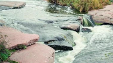 Kayaların üzerinden akan güzel dağ nehri. Dağ nehrinde akan su, yaklaş.