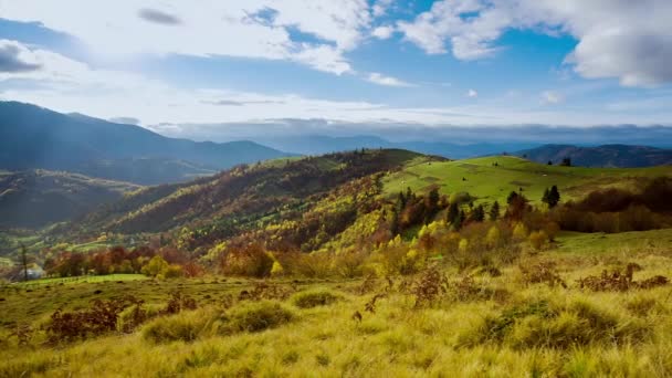 Time lapse Hermosa naturaleza otoñal y neblina fluye alrededor de las montañas por la mañana con suave sol. Temporada de otoño en la montaña Cárpatos en Ucrania — Vídeos de Stock