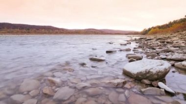 Vahşi Dağ Nehri, Berrak Nehir 'i kapatın. Taştan kayaların aktığı Gevezelik Deresi 'nin detaylı görüntüsü. Swift Sulama Suyu 'nda Rock Rapid. Ukrayna, Karpatya