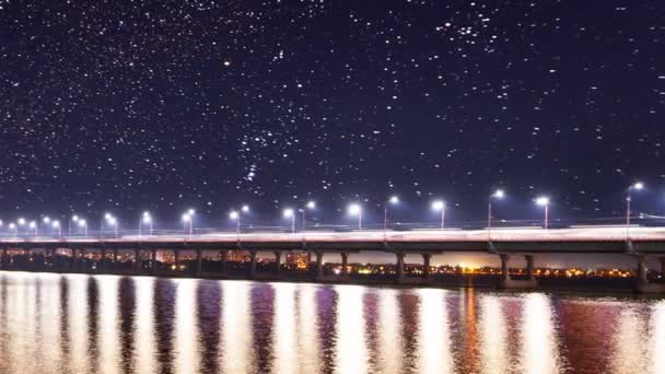 Tempo voltas, vista da ponte sobre o rio Dnieper em Dnipro City no final da primavera no início da primavera, nuvens espessas. — Vídeo de Stock