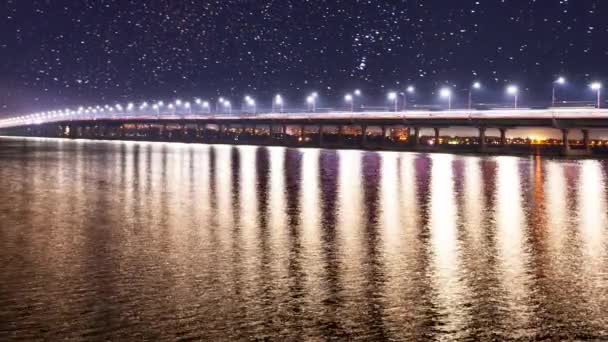 Tempo voltas, vista da ponte sobre o rio Dnieper em Dnipro City no final da primavera no início da primavera, nuvens espessas. — Vídeo de Stock