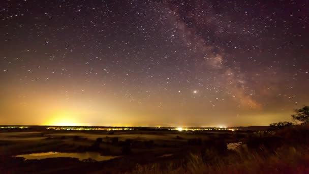 Stark natt i bergen Tiden går. Vintergatans galaxstjärnor rör sig över landsbygdstrafiken. Natt till dag. Beautifil landskap från Ukraina. — Stockvideo