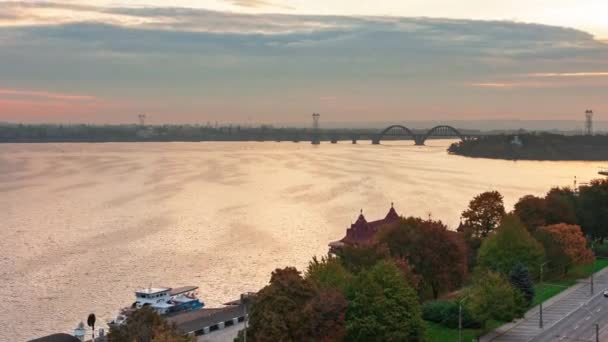 Timelapse 4k zonsopgang van stadsgezicht grote stad Dnipro van Oekraïne populaire toeristische attracties in Oekraïne — Stockvideo