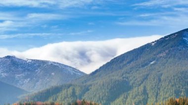 Ukrayna, Karpatlar. Sonbahar dağlarında sabah sisi var. Karlı dağlarla ve koşu sisiyle manzara.