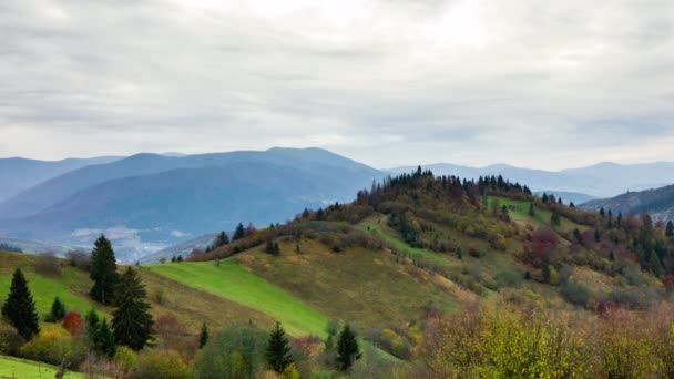 Maravilloso paisaje otoñal con hermoso cielo azul y majestuosas nubes Bosque Puesta de sol Hermosa temporada de otoño Bosque Montaña Puesta de sol Naranja Colores Espiritualidad Inspiración Concepto de vacaciones — Vídeos de Stock