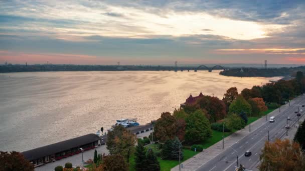 Timelapse 4k amanecer de paisaje urbano gran ciudad Dnipro de Ucrania atracciones turísticas populares en Ucrania — Vídeos de Stock