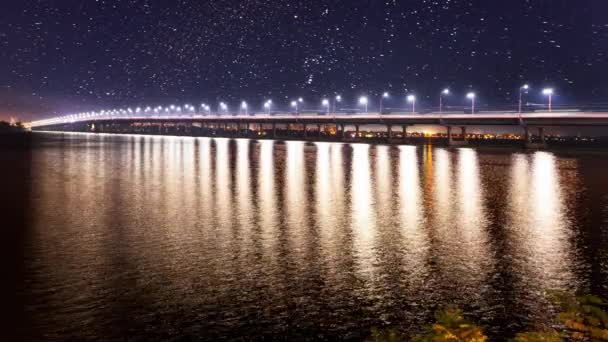 Tidsluckor, vy över bron över floden Dnepr i Dnipro City i slutet av våren tidigt på våren, tjocka moln. — Stockvideo