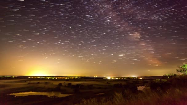 山の中で星空の夜時間の経過。天の川銀河の星は田舎の交通を移動します。夜から昼まで。ウクライナからの美しい風景. — ストック動画