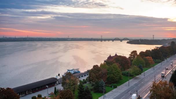 Timelapse 4k amanecer de paisaje urbano gran ciudad Dnipro de Ucrania atracciones turísticas populares en Ucrania — Vídeos de Stock