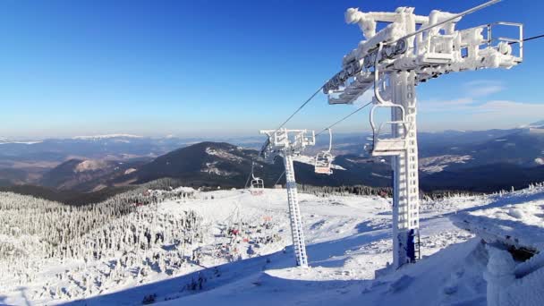 Karpatya dağında buzla kaplı kayak kaldırma. — Stok video