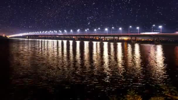 Tijd ronden, uitzicht op de brug over de rivier de Dnjepr in Dnjepr City in het late voorjaar in het vroege voorjaar, dikke wolken. — Stockvideo