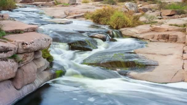 Gyönyörű hegyi folyó folyik a sziklák felett. Vízáramlás a hegyi folyóban közelről — Stock videók