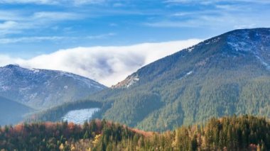 Ukrayna, Karpatlar. Sonbahar dağlarında sabah sisi var. Karlı dağlarla ve koşu sisiyle manzara.