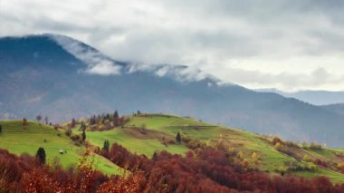 Zaman aşımı şarjörü. Bulutlu fantastik renkli dağ manzarası. Ukrayna, Karpat Dağları