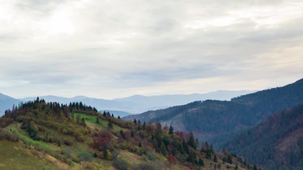 Maravilhosa paisagem de outono com céu azul bonito e nuvens majestosas Floresta Pôr do sol Bela Queda Estação Floresta Montanha Pôr do sol Laranja Cores Espiritualidade Inspiração Férias Conceito — Vídeo de Stock