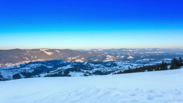 Pico de montaña con nieve soplada por el viento. Paisaje invernal. Día frío, con nieve. — Vídeos de Stock