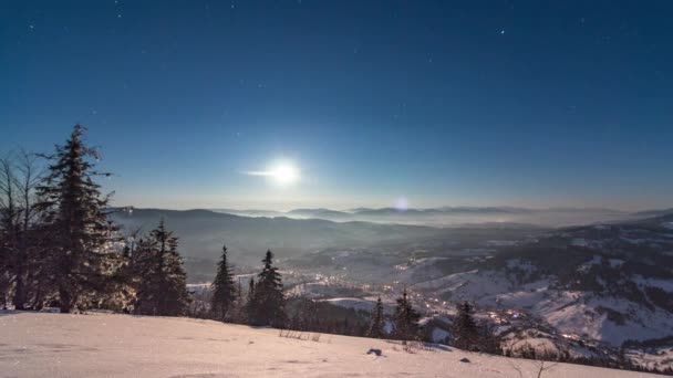 Niebla moviéndose sobre la montaña en invierno con un cielo en forma de estrella — Vídeos de Stock