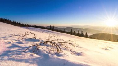 Karla kaplı dağ zirvesi rüzgarla esiyor. Kış manzarası. Soğuk bir gün, karlı..
