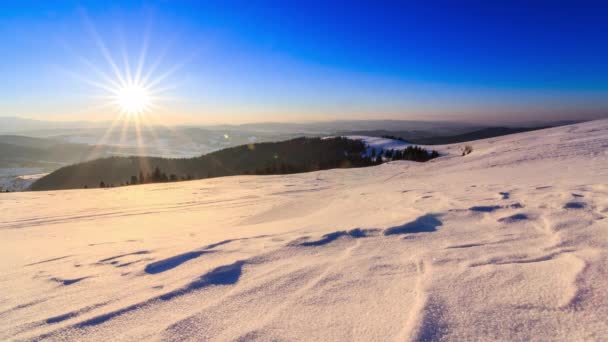 Pico de montaña con nieve soplada por el viento. Paisaje invernal. Día frío, con nieve. — Vídeos de Stock