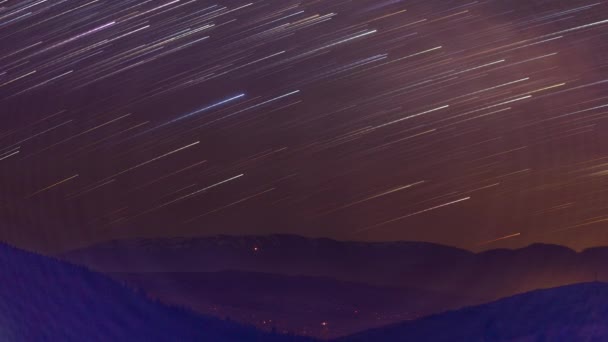 Prachtige sterrenpaden aan de donkerblauwe hemel, nachtelijk helder weer met sterrendag. Sterrenhemel tijd vervalt met de sterrensporen als kometen. 8K. — Stockvideo