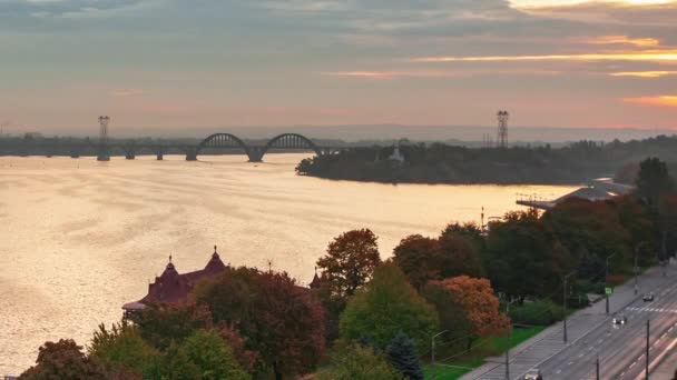 Timelapse 4k amanecer de paisaje urbano gran ciudad Dnipro de Ucrania atracciones turísticas populares en Ucrania — Vídeo de stock