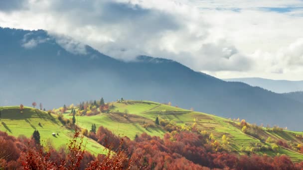 Clip de lapso de tiempo. Fantástico paisaje de montaña colorido con nube. Ucrania, Montañas Cárpatos — Vídeos de Stock