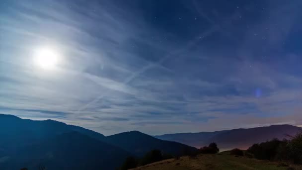 Carpathuan Dağlarında bulutlu bir gecede kısa bir süre gecikme — Stok video