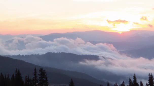 Romantis warna-warni matahari terbit di pegunungan. Matahari naik, awan biru dan jingga mengalir di langit. Pemandangan megah yang indah. Gerakan lambat timelaps 4K footage. — Stok Video