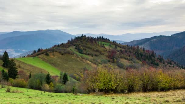 Prachtig herfstlandschap met prachtige blauwe lucht en majestueuze wolken Bos Zonsondergang Mooie herfst Seizoen Bos Berg Zonsondergang Oranje Kleuren Spiritualiteit Inspiratie Vakantie Concept — Stockvideo