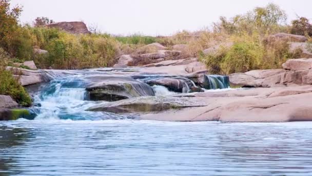 Hermoso río de montaña que fluye sobre rocas. Flujo de agua en el río de montaña de cerca — Vídeo de stock