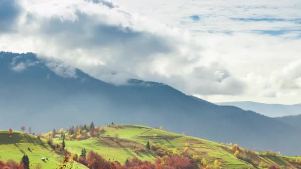 Clip de lapso de tiempo. Fantástico paisaje de montaña colorido con nube. Ucrania, Montañas Cárpatos — Vídeos de Stock