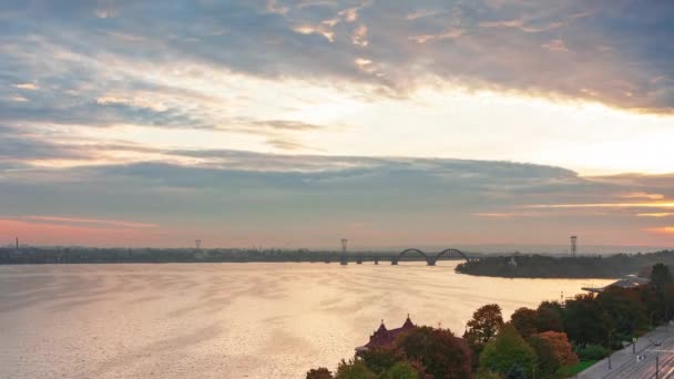 Timelapse 4k zonsopgang van stadsgezicht grote stad Dnipro van Oekraïne populaire toeristische attracties in Oekraïne — Stockvideo