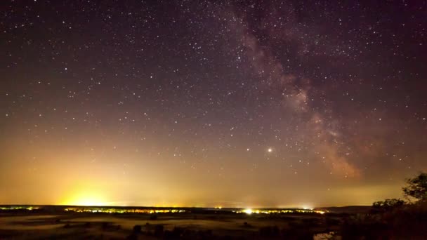 Έναστρη νύχτα στα βουνά Time lapse. Γαλαξίας αστέρια γαλαξία τρόπο κινείται πάνω από την κυκλοφορία στην ύπαιθρο. Μέρα με τη μέρα. Ομορφιά τοπίο από την Ουκρανία. — Αρχείο Βίντεο