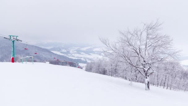 Solig vinterdag. Snötäckta berg. Skidåkare, snowboardåkare och turister kom över helgen för turism. Lycka till — Stockvideo