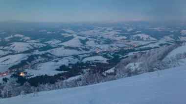 Blue Sky, Fog ve Snow ile Time Lapse Video dağlardaki karlı kayak merkezinin üzerinde. Yüksek Dağlar Tepeleri 'nin Manzaralı Hava Görüntüsü. Ukrayna 'daki Karpat Dağı.