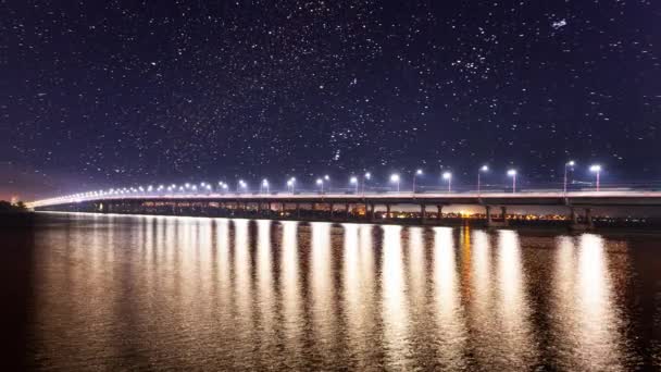 Időkörök, kilátás a hídra a Dnyeper folyó felett Dnipro városban késő tavasszal kora tavasszal, sűrű felhők. — Stock videók
