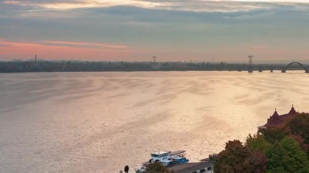 Timelapse 4k nascer do sol da cidade grande paisagem urbana Dnipro da Ucrânia atrações turísticas populares na Ucrânia — Vídeo de Stock