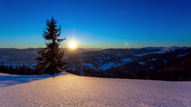 Sis, yıldız şeklinde bir gökyüzüyle kışın dağı aşıyor.