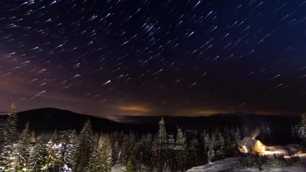 Zeitraffer der Sterne: Sterne, die sich im Winter über einem kleinen Haus in den Bergen bewegen. Ukraine, Karpaten — Stockvideo