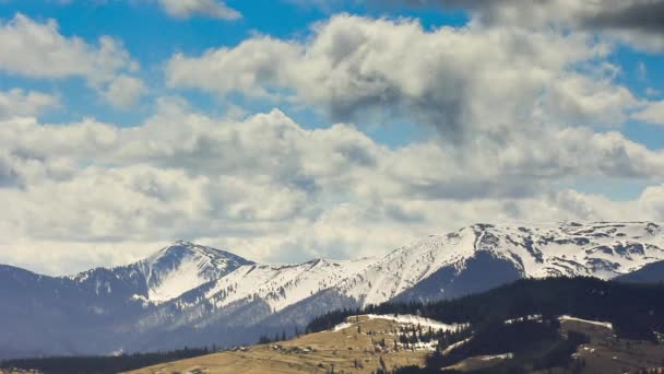 自然の空と雲の背景。山を覆う雲 — ストック動画
