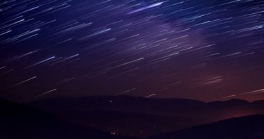 Gece gökyüzünde yıldızların izleri, uzun pozlar..