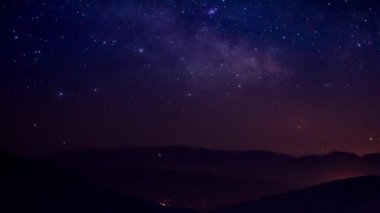 Gece gökyüzünde yıldızların izleri, uzun pozlar..