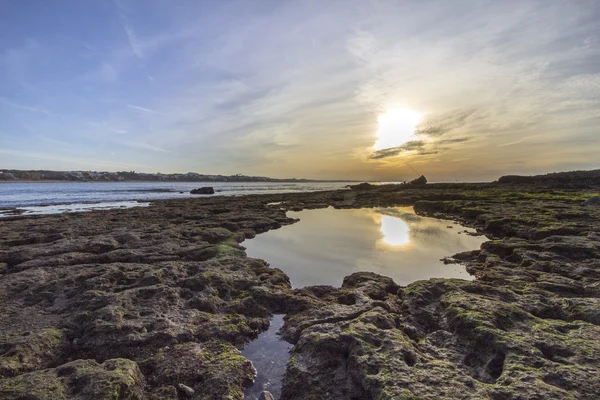 Pôr do sol vista para o Oceano Atlântico em Tamarist Beach, em Casablanca Costa Sul . — Fotografia de Stock