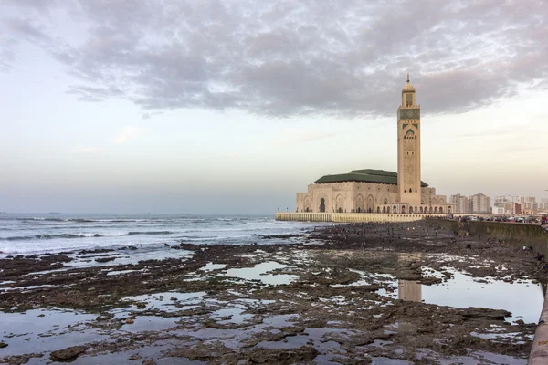Vista em frente ao mar de Grande Mosquee Hassan II em Casablanca . — Fotografia de Stock