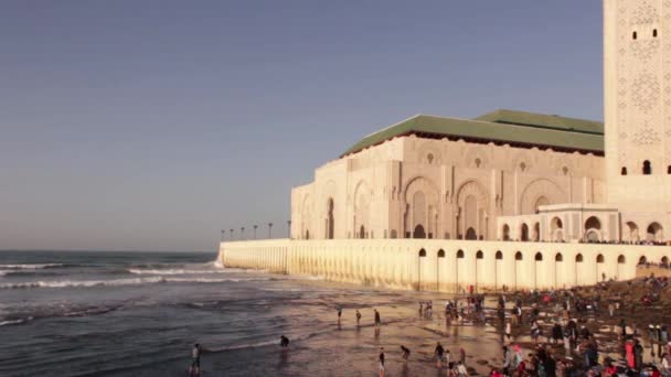 Vista en primera línea de mar de la Mezquita Grande Hassan II en Casablanca . — Vídeo de stock