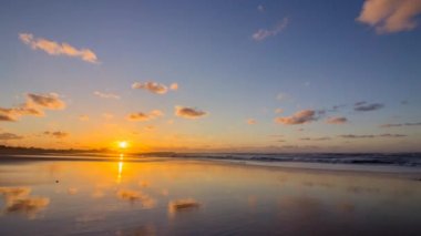Pan zaman atlamalı Tamarist Beach'te Casablanca güney kıyısında günbatımı Atlantik Okyanusu manzaraya.