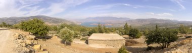 Panoramik baraj Bin El-Ouidane, yüksek Atlas üzerine.