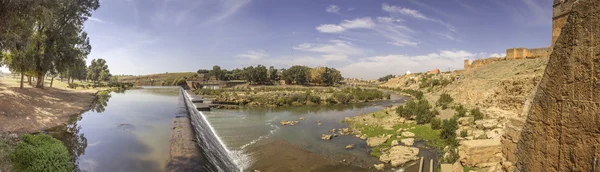 Vista panoramica sul fiume Oum Errabia e sulla città di Kasba Tadla nella provincia di Beni-Mellal, Tadla-Azilal — Foto Stock