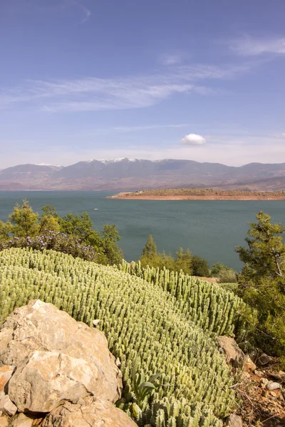 Pohled přes jezero Barrage Bin El-Ouidane, vysoký Atlas. — Stock fotografie